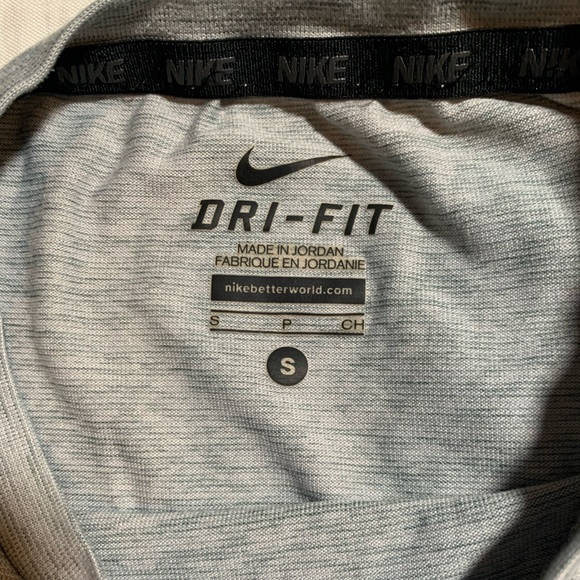 Kids Nike Dri-Fit gray shirt. Size S. - Picture 3 of 6